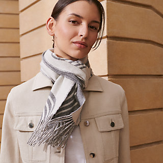 HERMES 100%カシミヤ マフラー バーガンディ/グレー Casaque Vague scarf - Grey | Hermès Singapore